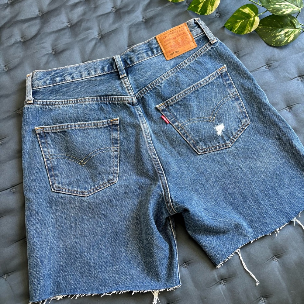 Levi’s | Women’s Distressed 501 Denim Shorts 29